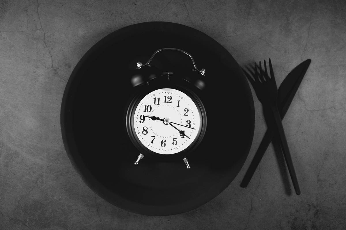Diagram showing optimal digestive enzyme timing: 5-10 minutes before meal vs. during or after meal